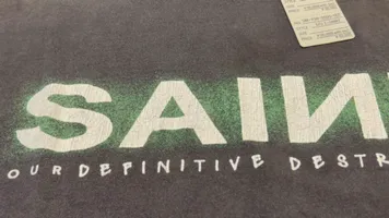 SAINT MXXXXXX SAINT SS TEE/BLK Green SAINT BOX LOGO short sleeves Washed black S-XL Look for cylindrical fabrics without side seams. Don’t buy open ones anymore. It’s boring. Assute garments are dyed. The whole piece is sprayed with horse-hair spray. Then spray it again to fade. The collar and cuffs are frayed. Many places are damaged. Authentic grade printing is restored. Accessories are complete. With little angel anti-counterfeiting label.